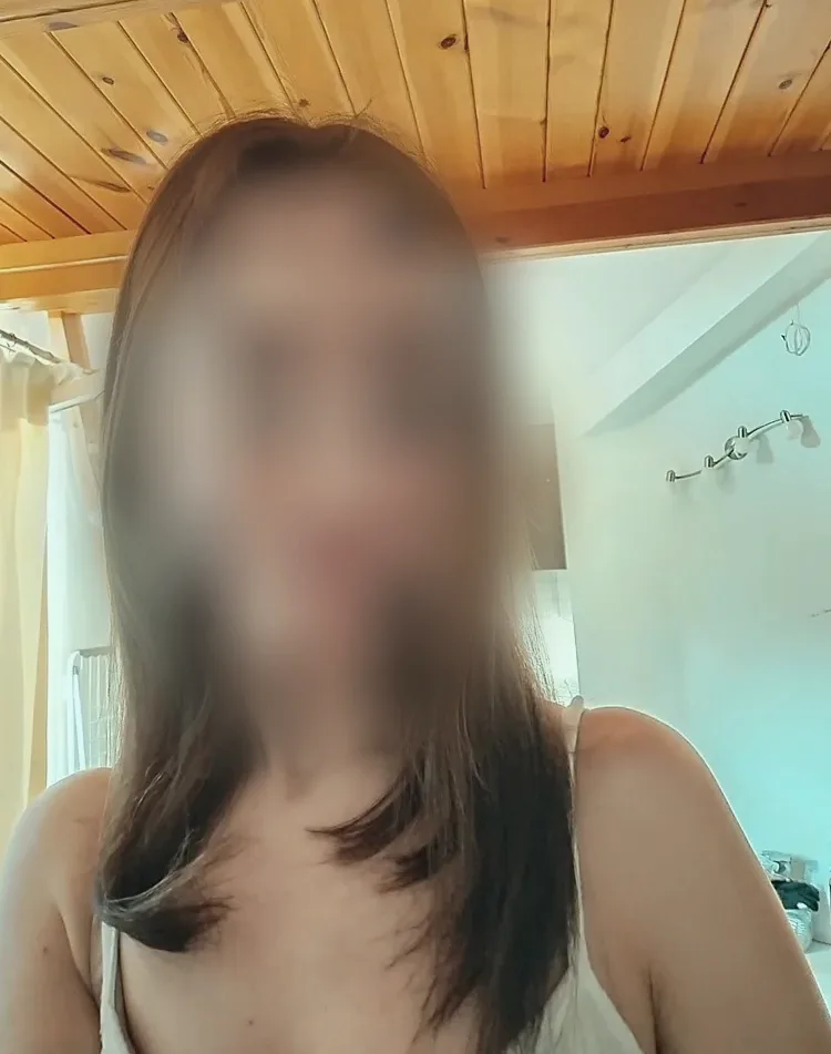 Ellie, 27