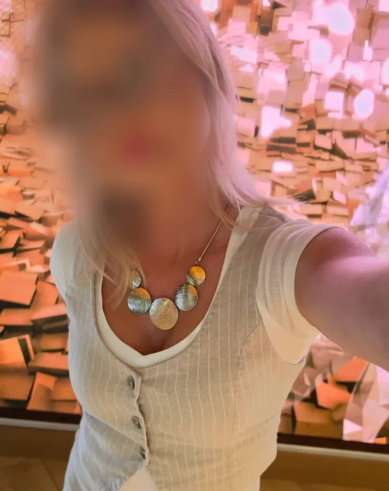 Zoe, 36